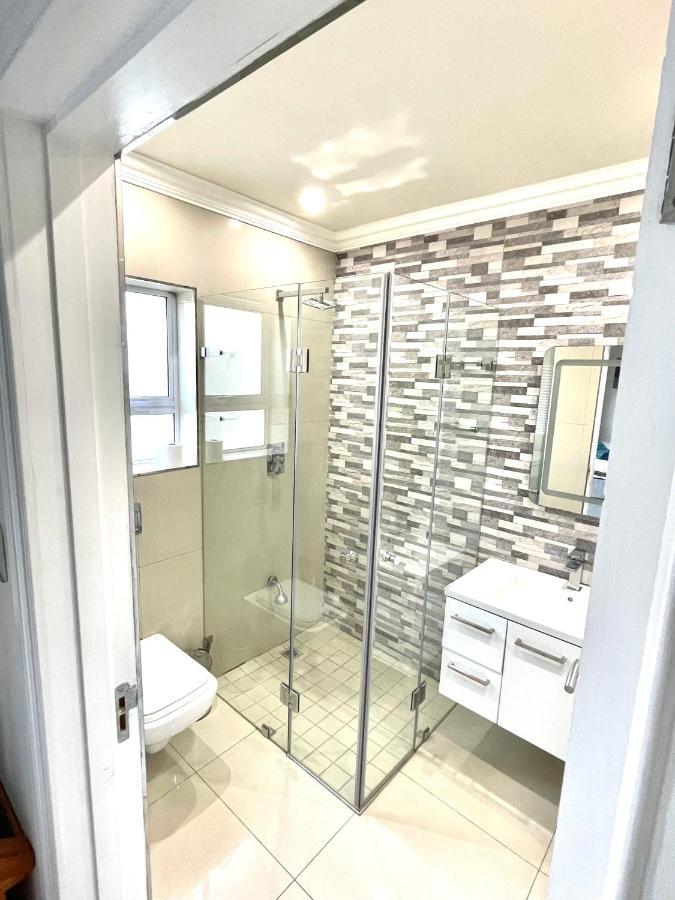 Stylish, Large & Modern In Claremont Cidade Do Cabo