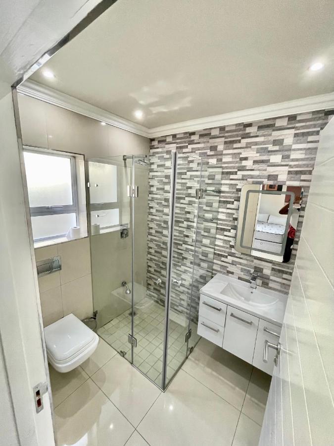 Pousada Stylish, Large & Modern In Claremont *