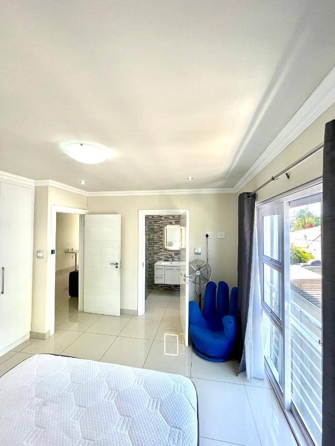 Stylish, Large & Modern In Claremont Pousada