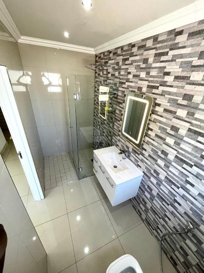 Stylish, Large & Modern In Claremont Cidade Do Cabo