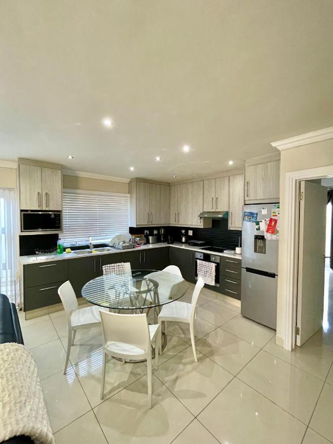 Stylish, Large & Modern In Claremont Pousada