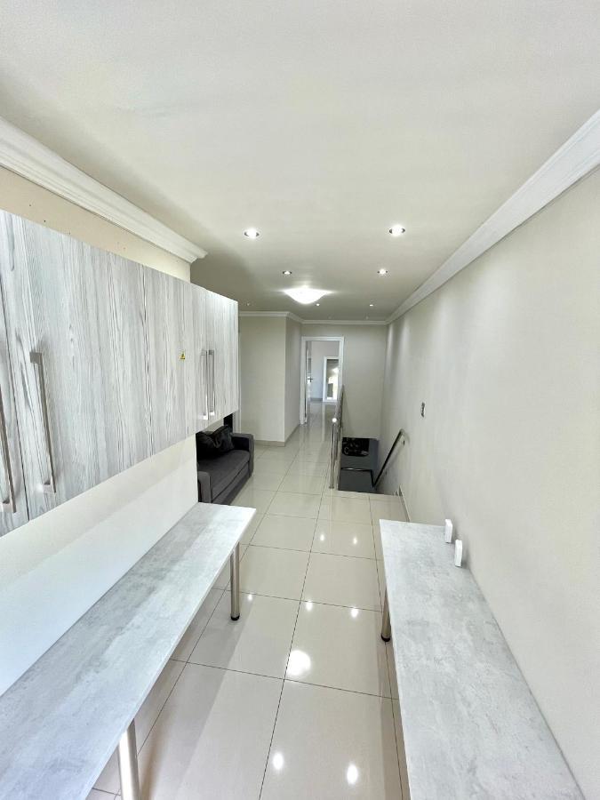 Pousada Stylish, Large & Modern In Claremont *