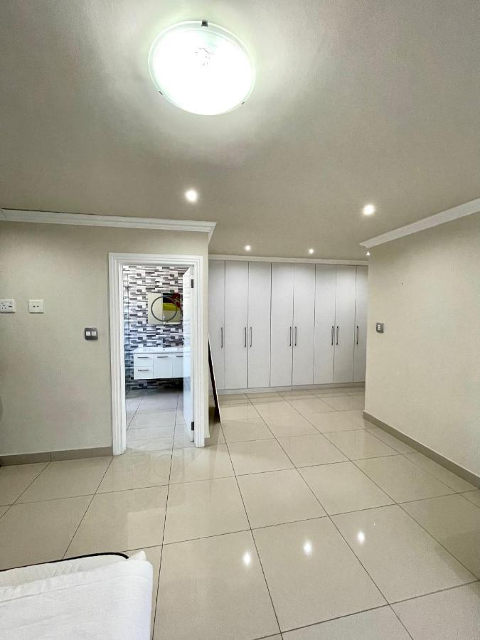 Stylish, Large & Modern In Claremont Cidade Do Cabo